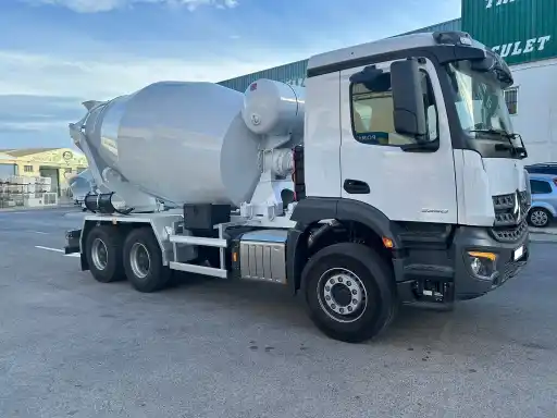 Camion toupie ACTROS 3332-B, 6x4, malaxeur de 8 m³